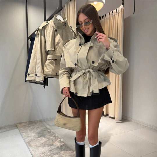 Damen Kurz geschnittener Trench mit Taillengürtel, Cape-Detail und Schulterklappen Shop Nory