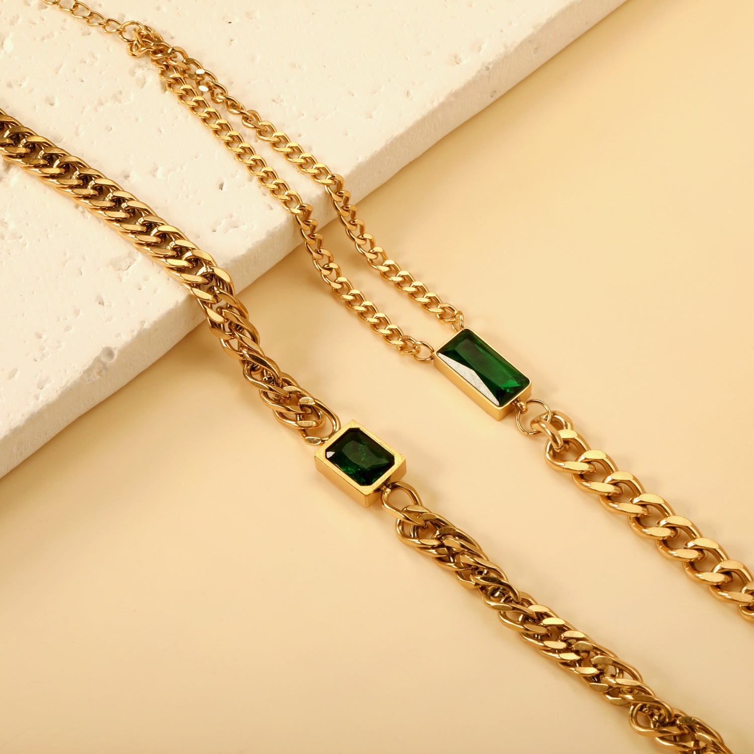 Damen Armband mit luxuriösem grünem Edelstein und Kettendesign Shop Nory