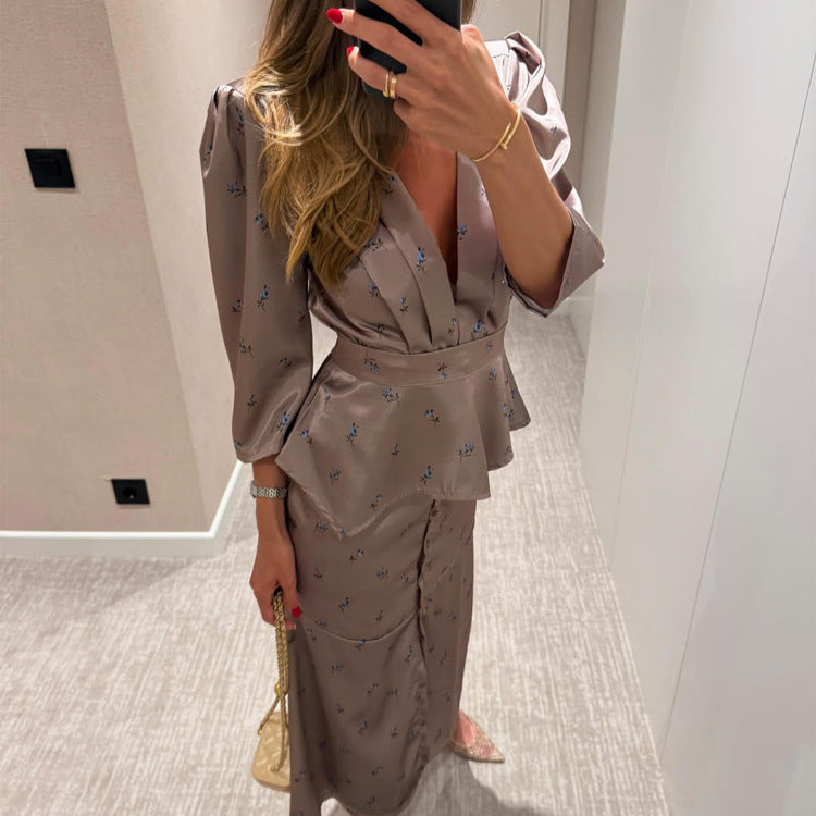 Damen Satin-Zweiteiler mit tailliertem Peplum-Top, tiefem V-Ausschnitt und knöpfbarem Midirock Shop Nory
