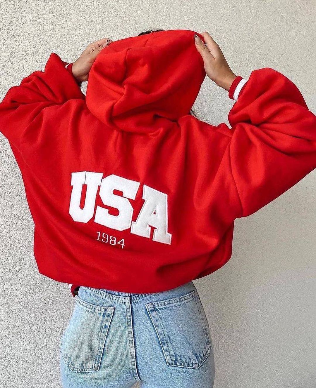 Damen Kurz geschnittener Oversize-Kapuzenpullover mit aufgenähter College-Applikation und gerippten Bündchen Shop Nory