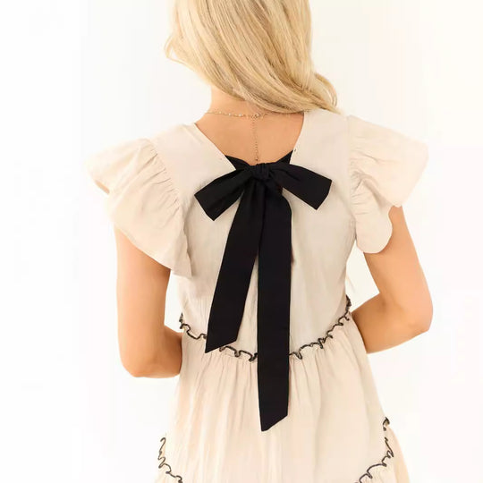Damen Kurzes Stufenkleid im Babydoll-Stil mit V-Ausschnitt, Rüschenärmeln und kontrastreichen Ziernähten Shop Nory