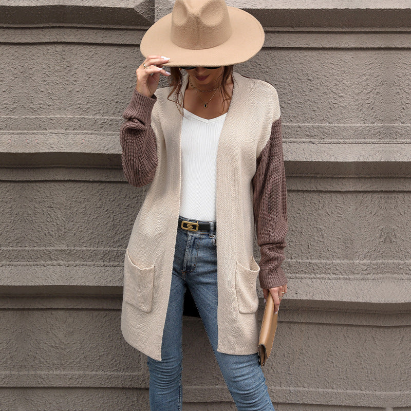 Damen Lange Strickjacke mit Kontrastärmeln und aufgesetzten Taschen Shop Nory