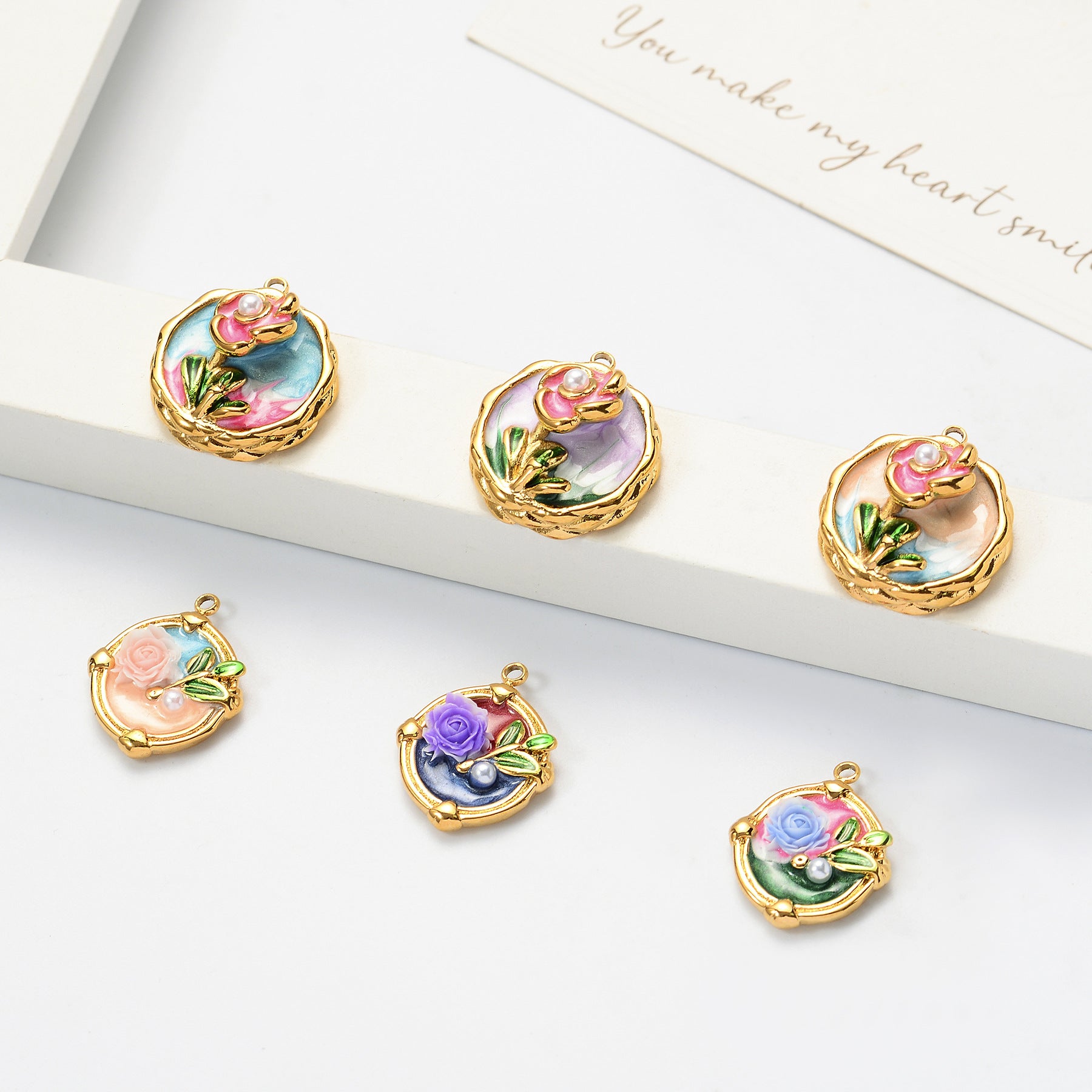 Damen Schmuckanhänger mit blumigem Reliefdesign und Perle Shop Nory