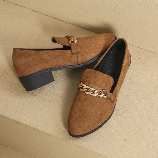 Damen Veloursleder-Loafer mit goldener Kettenapplikation und kleinem Blockabsatz Shop Nory