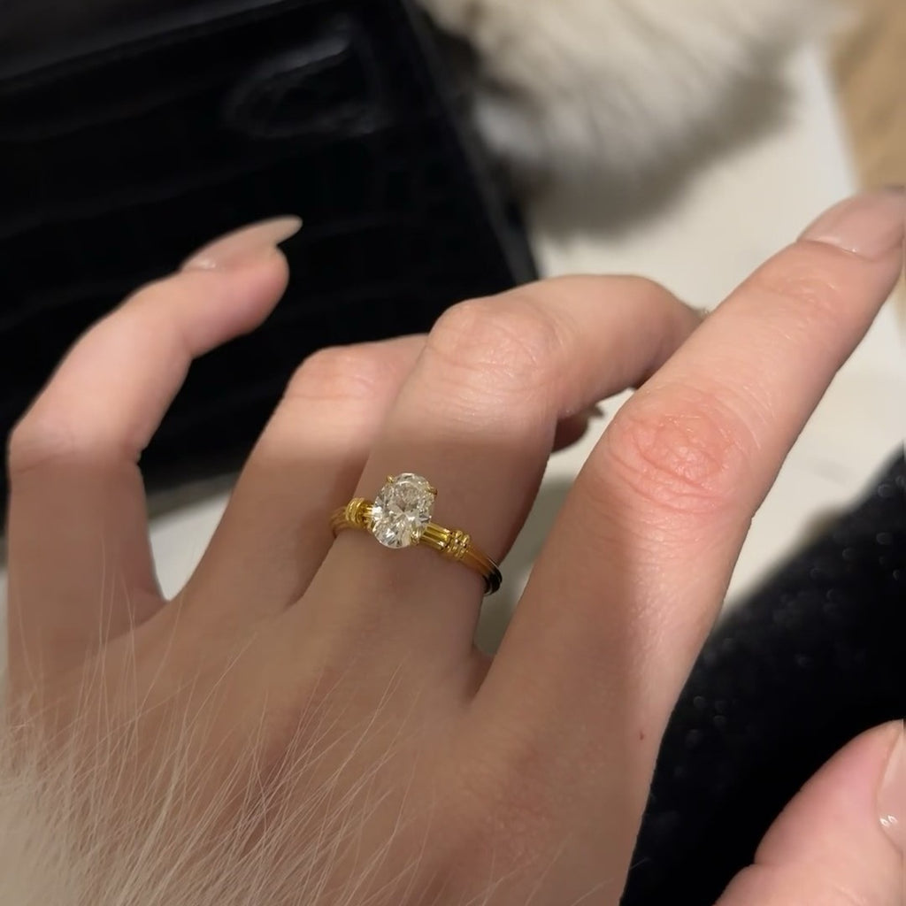 Damenring mit ovalem Zirkonia und kunstvollen Zierbesätzen Shop Nory