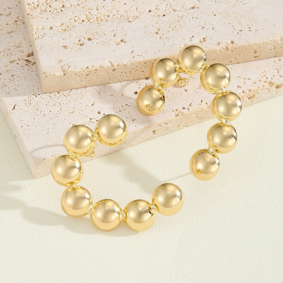 Damen Armband mit strukturierten, goldenen Kugeln Shop Nory