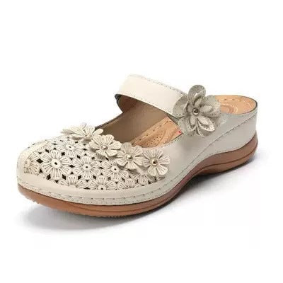 Damen Blumenverzierte Komfort-Pantolette mit Lochmuster, verstellbarem Klettriemen und gepolstertem Fußbett Shop Nory