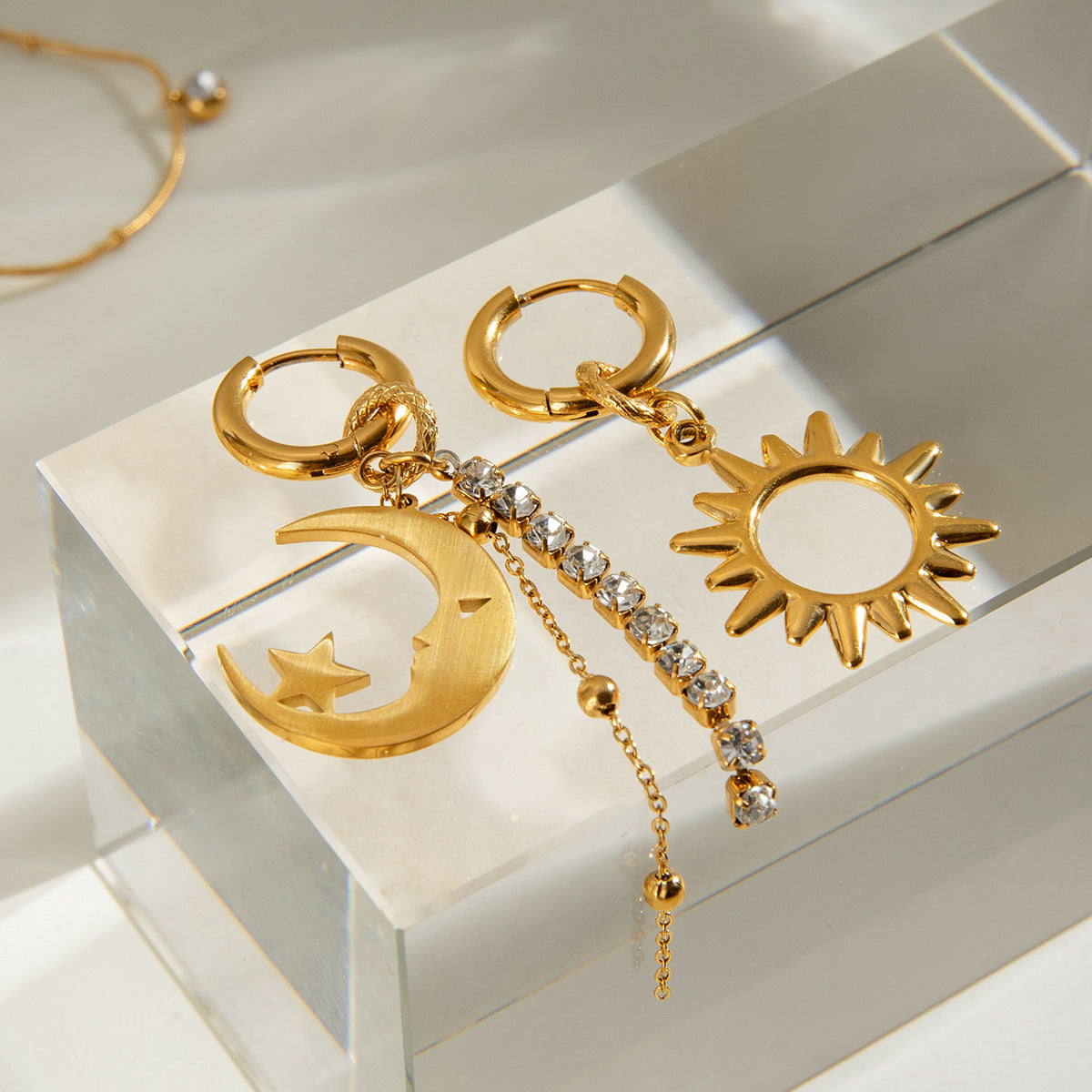 Damen Ohrhänger mit verspieltem Mond- und Sonnen-Design und funkelnden Kristall-Akzenten Shop Nory