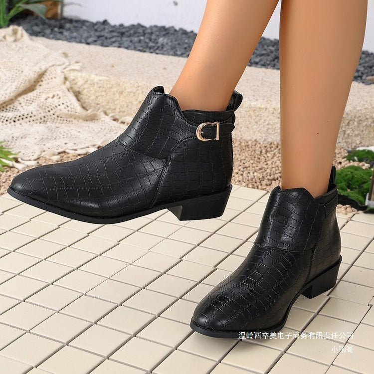 Damen Western-inspirierte Stiefelette mit spitzer Zehenpartie und dekorativer Metallschnalle Shop Nory