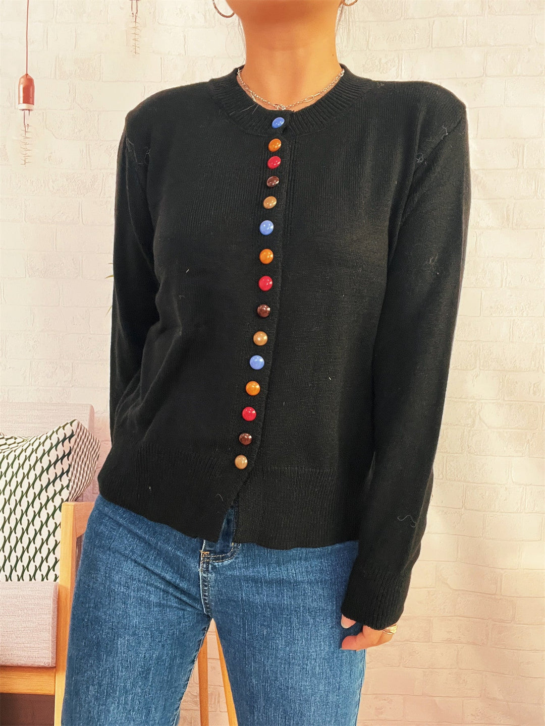 Damen stilvolle Strickjacke mit bunten Knöpfen