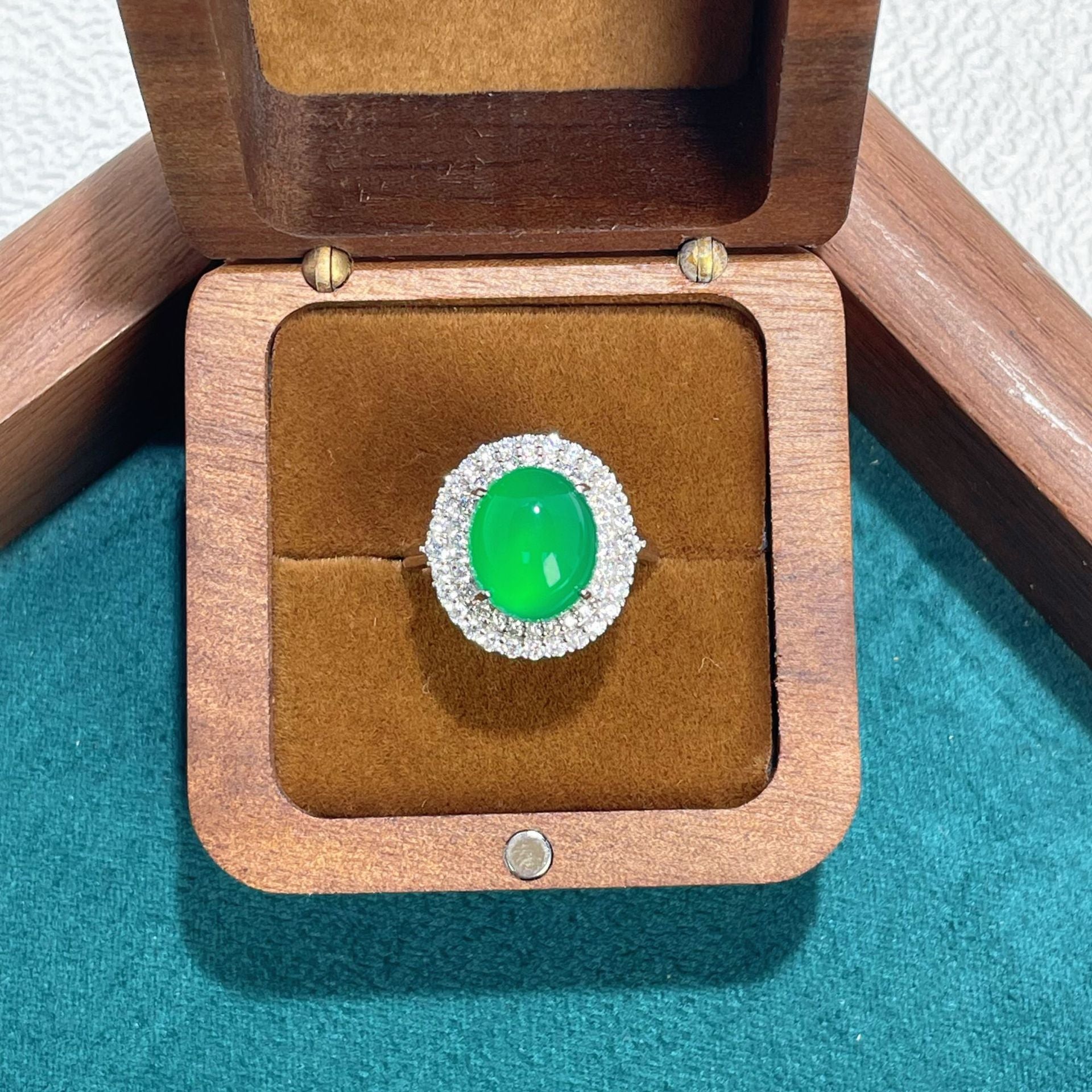 Damen eleganter Ring mit grünem Jade-Edelstein und funkelnden Zirkonia Shop Nory