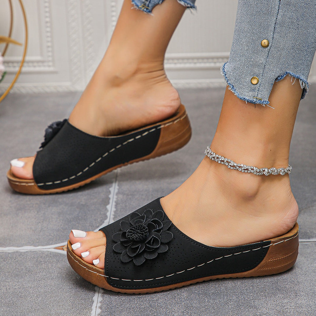 Damen Gepolsterte Peeptoe-Mule mit Blumenapplikation und ergonomischer Keilsohle Shop Nory