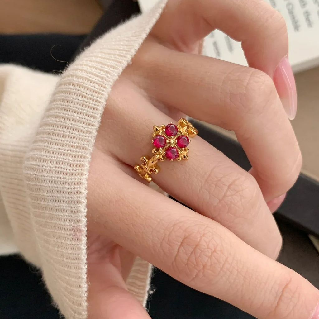 Damenring mit floralen Akzenten und edlen Rubinen Shop Nory