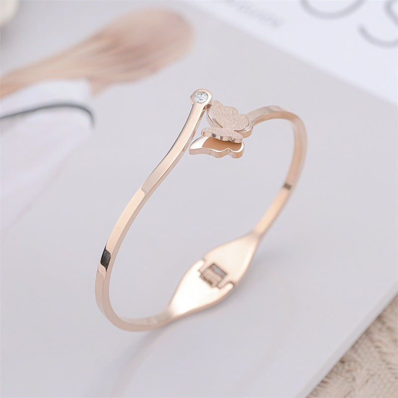 Damen Armreif mit elegantem Schmetterlingsdesign und funkelnden Zirkonia Shop Nory