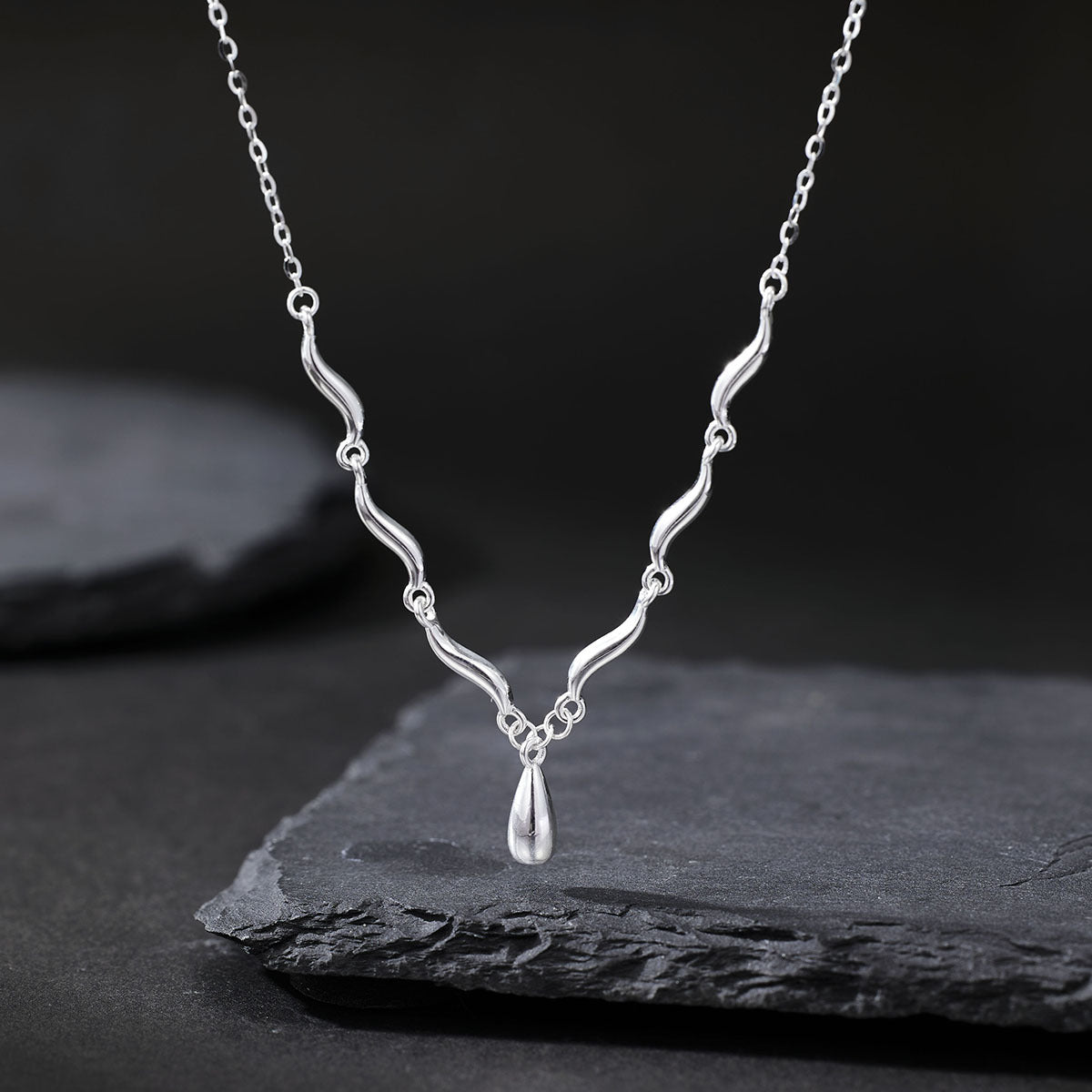 Damen elegante Kette mit geschwungenen Elementen und tropfenförmigem Anhänger Shop Nory
