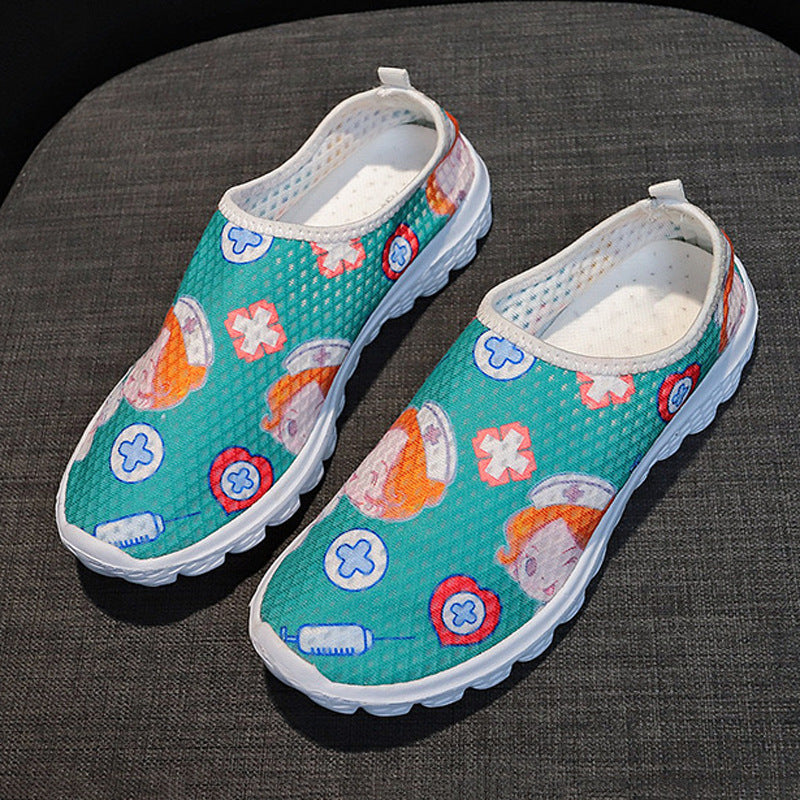 Damen Verspielte Slip-On Sneakers mit medizinischem Cartoon-Print, atmungsaktivem Mesh und gepolsterter Memory-Sohle Shop Nory