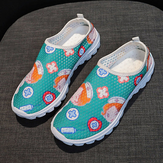 Damen Verspielte Slip-On Sneakers mit medizinischem Cartoon-Print, atmungsaktivem Mesh und gepolsterter Memory-Sohle Shop Nory