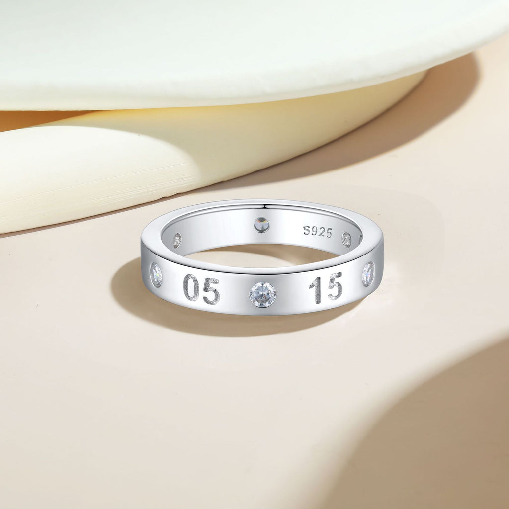Damen eleganter Ring mit funkelnden Zirkonia und gravierten Zahlen Shop Nory