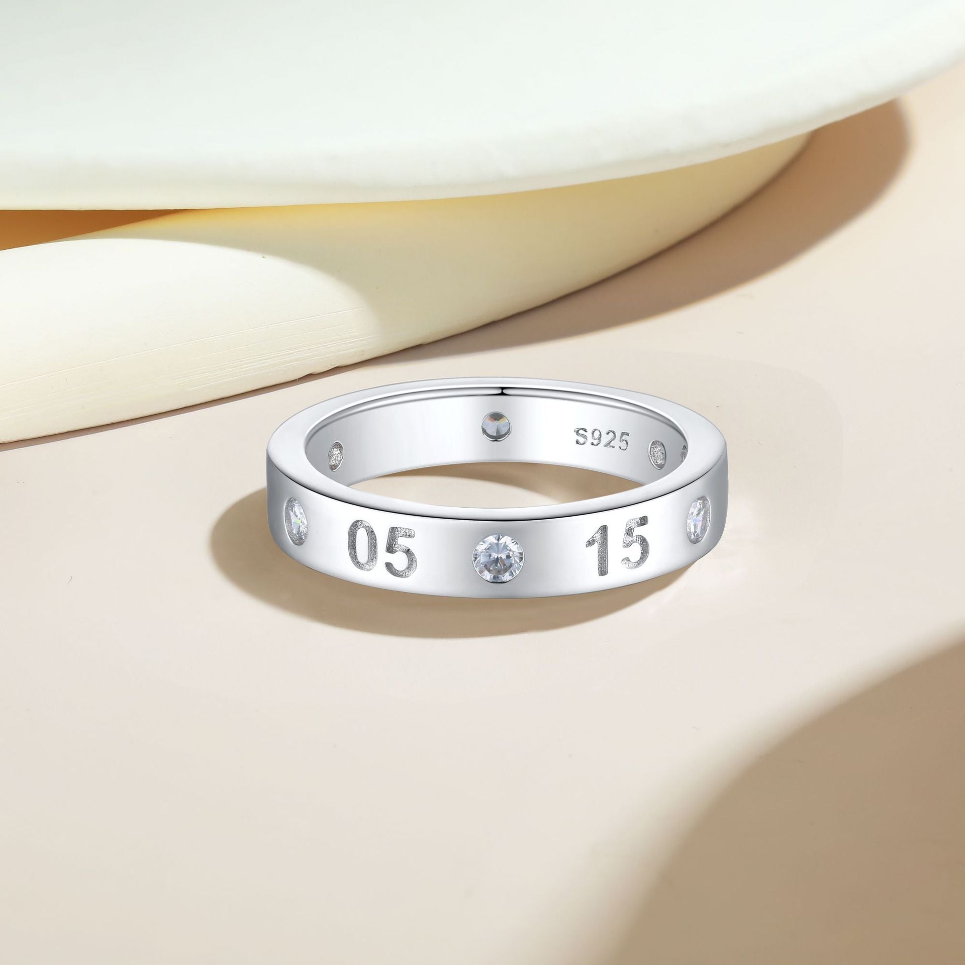 Damen eleganter Ring mit funkelnden Zirkonia und gravierten Zahlen Shop Nory