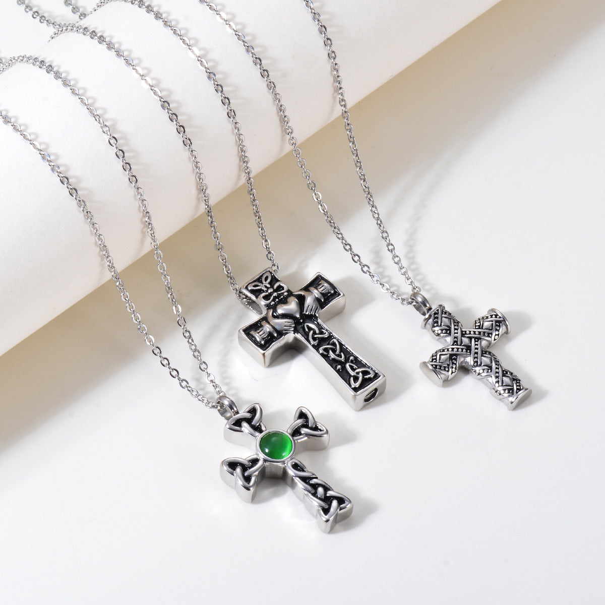 Damen Kreuzanhänger mit detailliertem keltischen Design und robustem Edelstahl Shop Nory