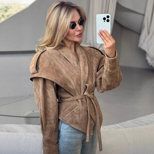 Damen Veloursleder‑Wickeljacke mit breitem Schalkragen und Taillengürtel Shop Nory
