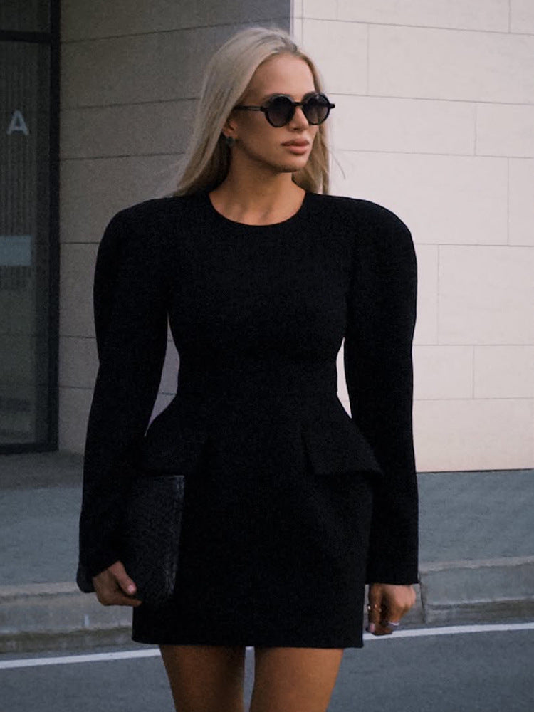 Damen Tailliertes Minikleid mit strukturierten Schultern, langen Ärmeln und angedeutetem Peplum Shop Nory