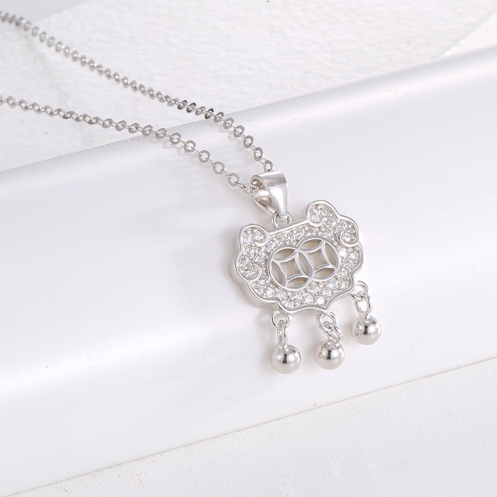 Damen Kette mit kunstvollem Anhänger und eleganten Perlelementen Shop Nory