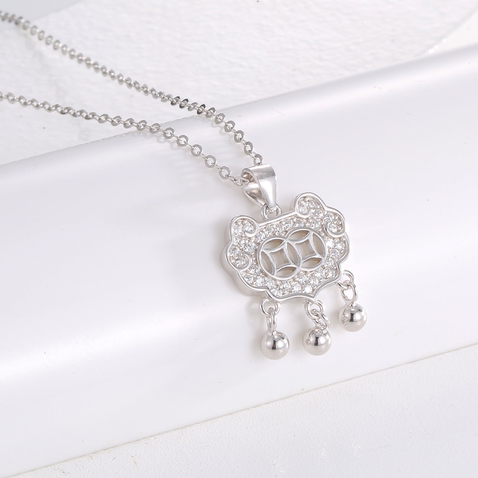 Damen Kette mit kunstvollem Anhänger und eleganten Perlelementen Shop Nory