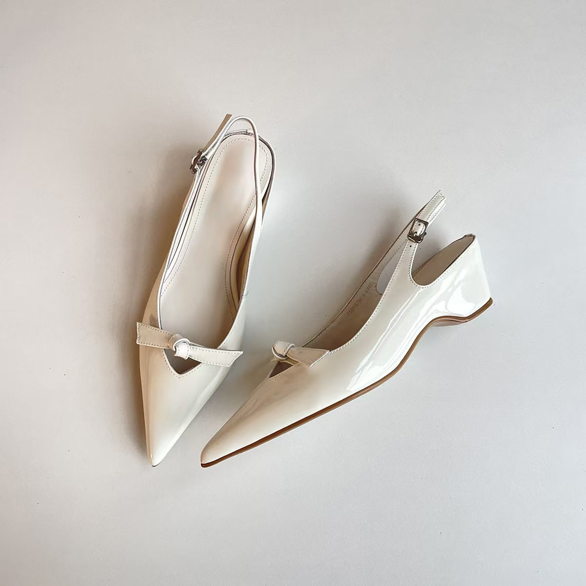 Damen Slingback-Pumps mit verspieltem Schleifendetail und glanzvoller Oberfläche