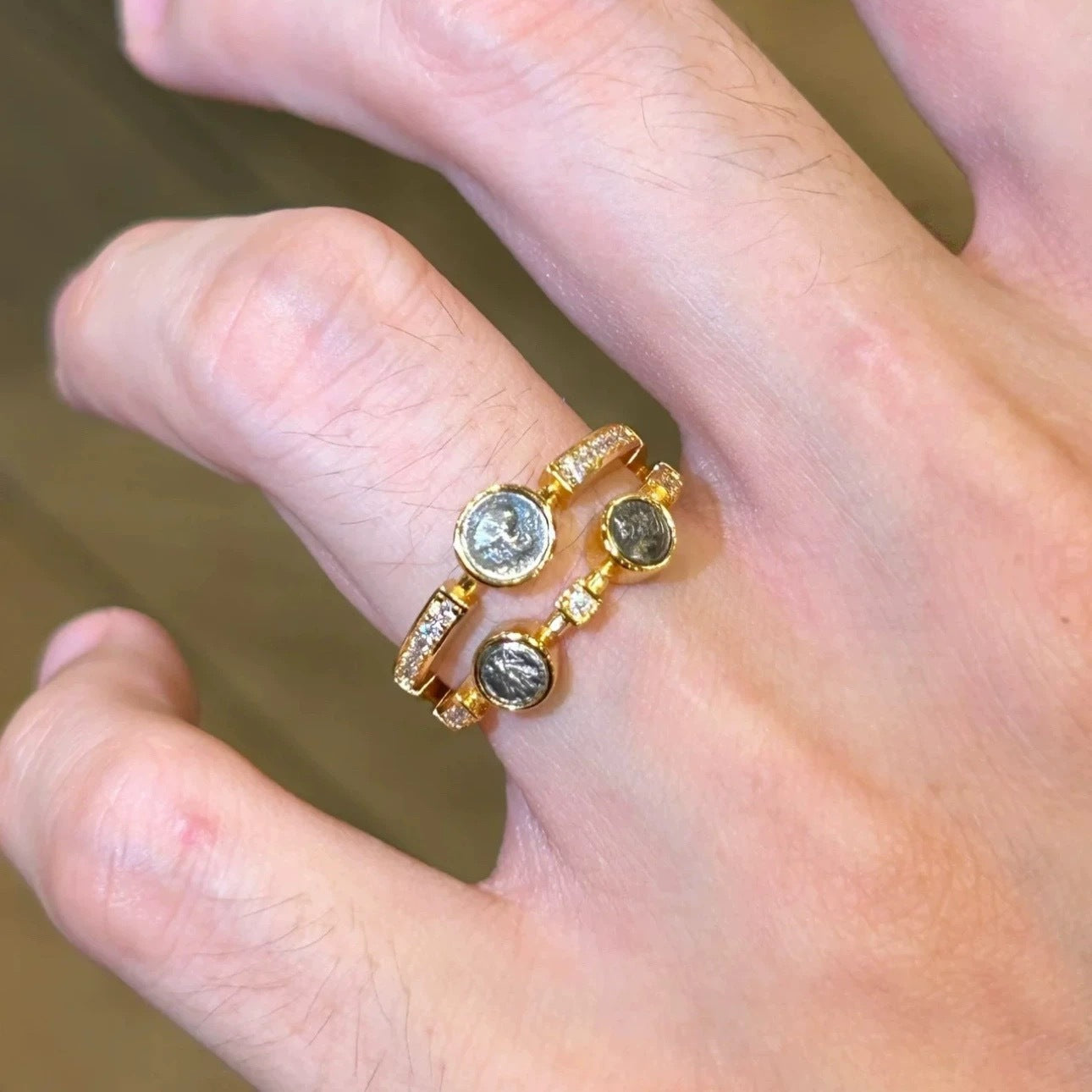Damen Ring mit einzigartigem geprägtem Design und funkelnden Ziersteinen Shop Nory