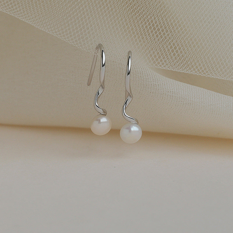 Damen Ohrringe mit geschwungenem Drahtdesign und zarter Perle Shop Nory