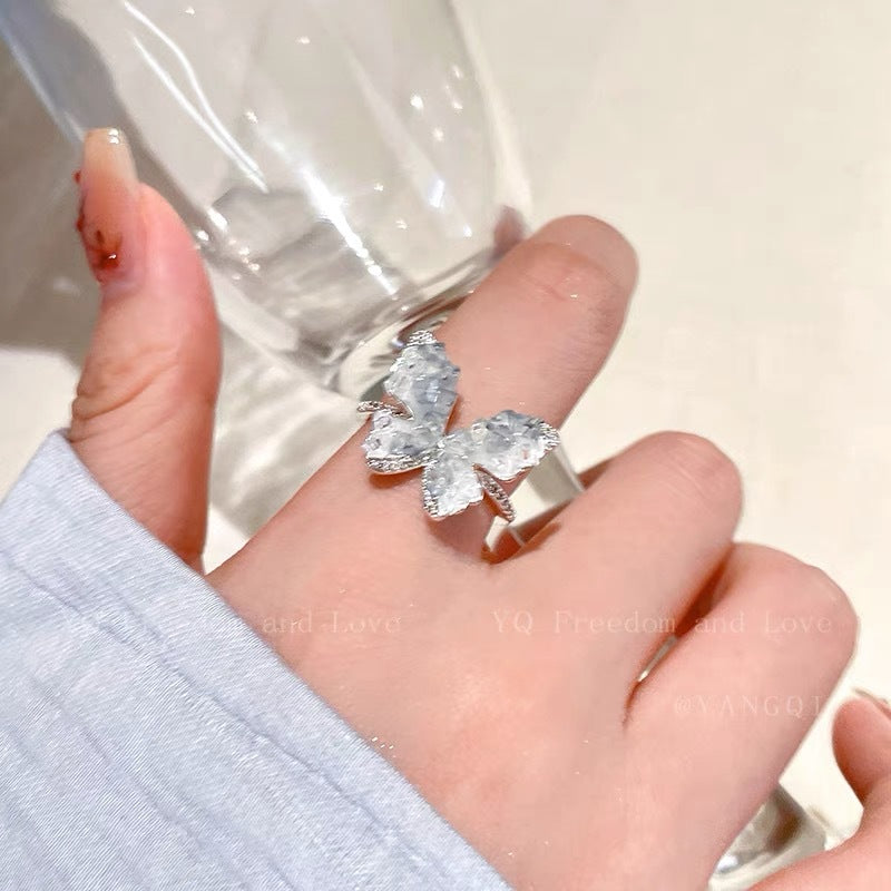 Damen Ring mit verspieltem Schmetterlingsdesign und funkelnden Zirkonia Shop Nory