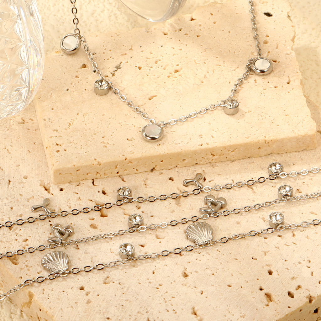 Damen zartes, goldplattiertes Armband mit funkelnden Zirkonia und herzförmigen Anhängern Shop Nory