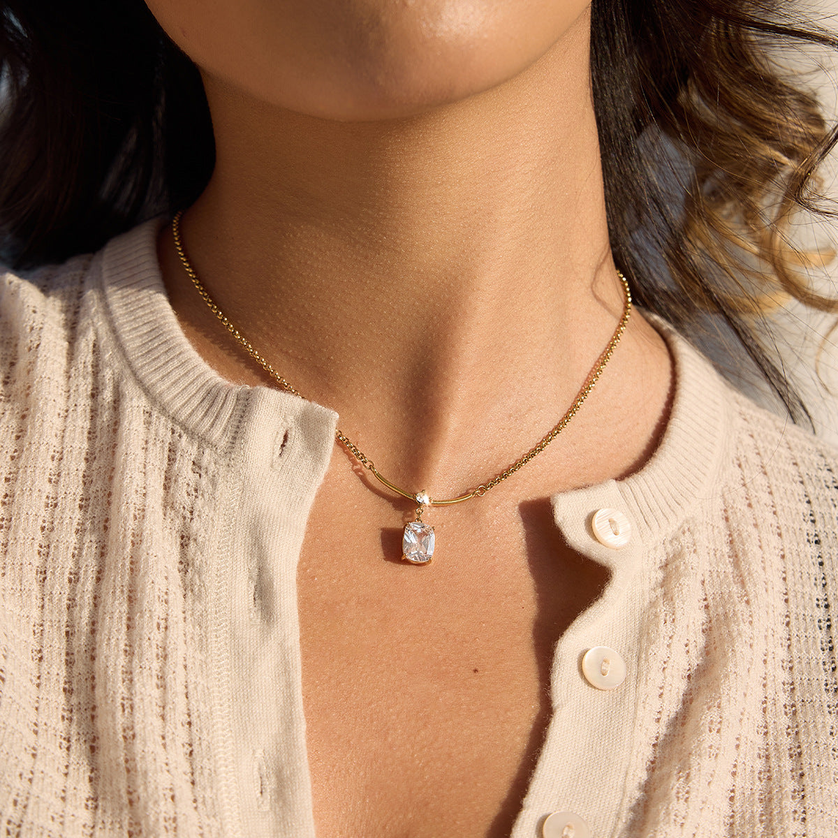 Damen Halskette mit elegantem minimalistischen Design und funkelndem Kristallanhänger Shop Nory