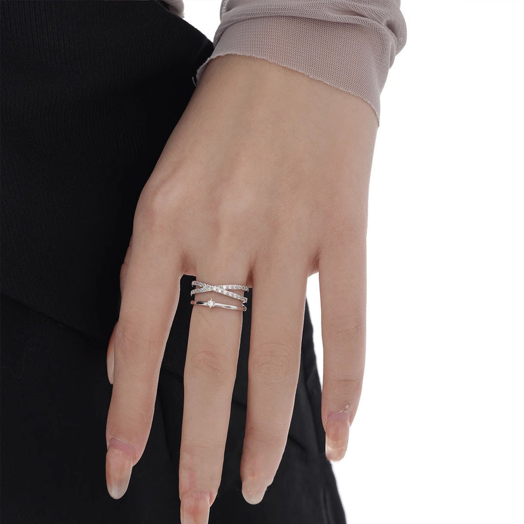 Damenring mit geschwungenem Design und funkelnden Zirkonia Shop Nory