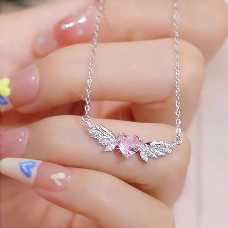 Damen Halskette mit filigranem Herzanhänger und zarten Flügelakzenten Shop Nory