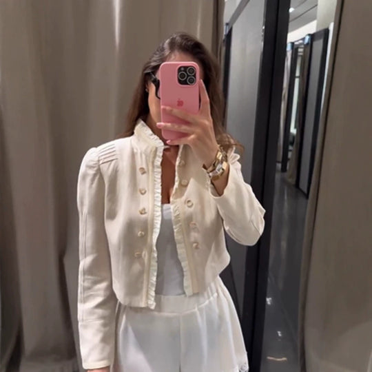 Damen Kurzjacke im Cropped‑Format mit Rüschenblende, Puffärmeln und doppelreihiger Knopfleiste Shop Nory
