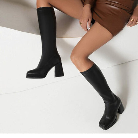 Damen kniehohe Plateaustiefel mit klobigem Blockabsatz und hochglänzender Lackoptik Shop Nory