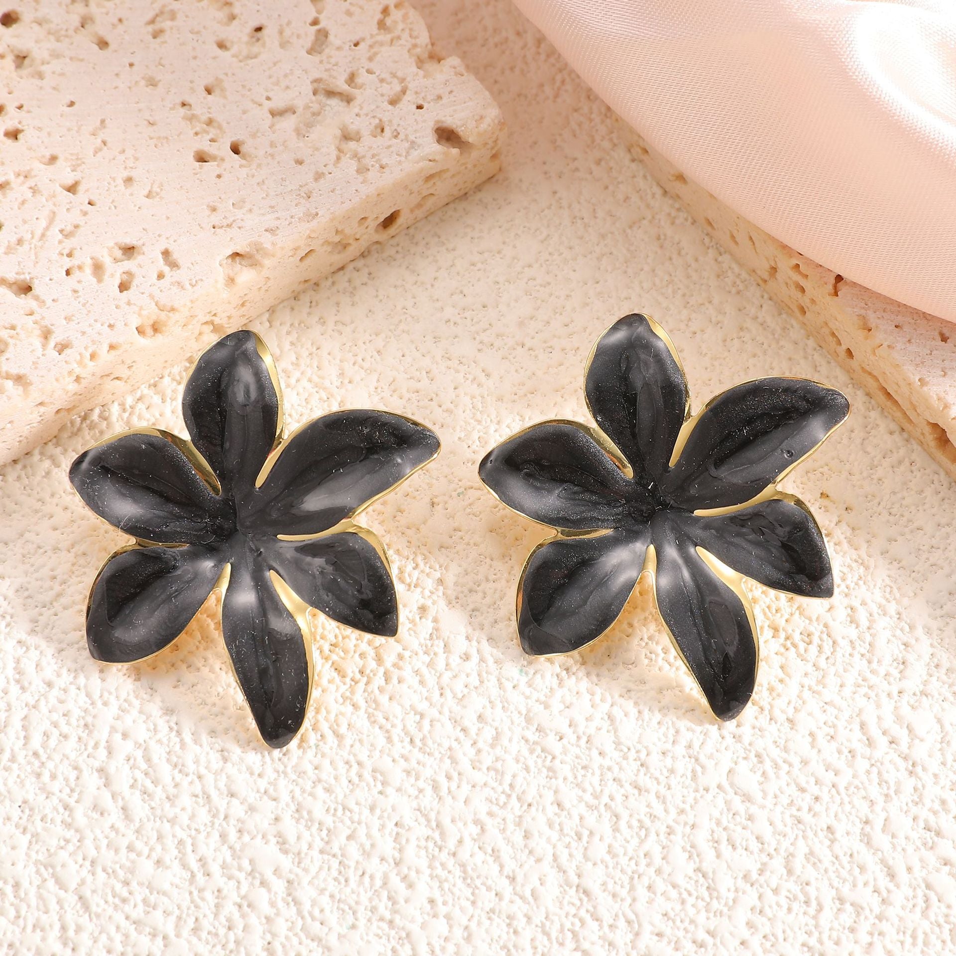 Damen Ohrringe mit floralem Design und elegantem Goldrand Shop Nory