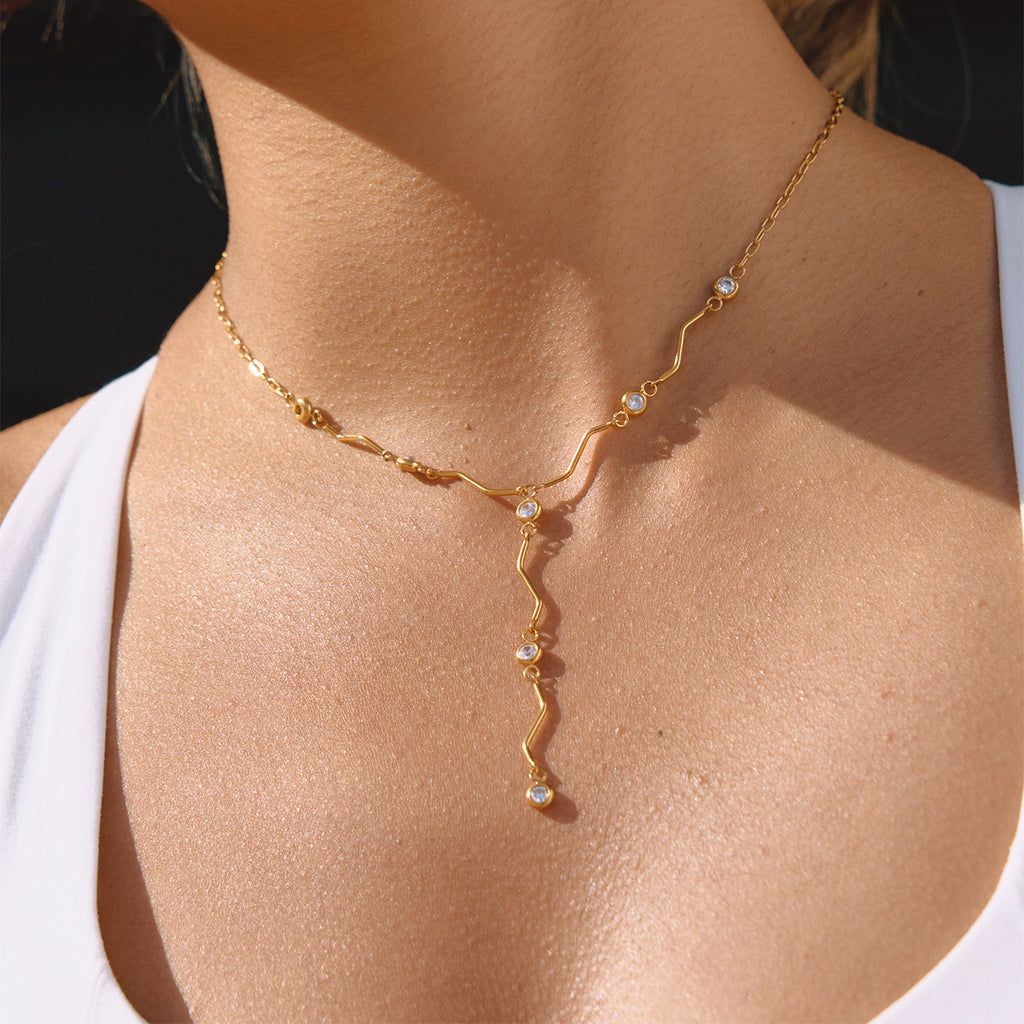Damen Halskette mit verspieltem Wellen-Design und funkelnden Zirkonia Shop Nory