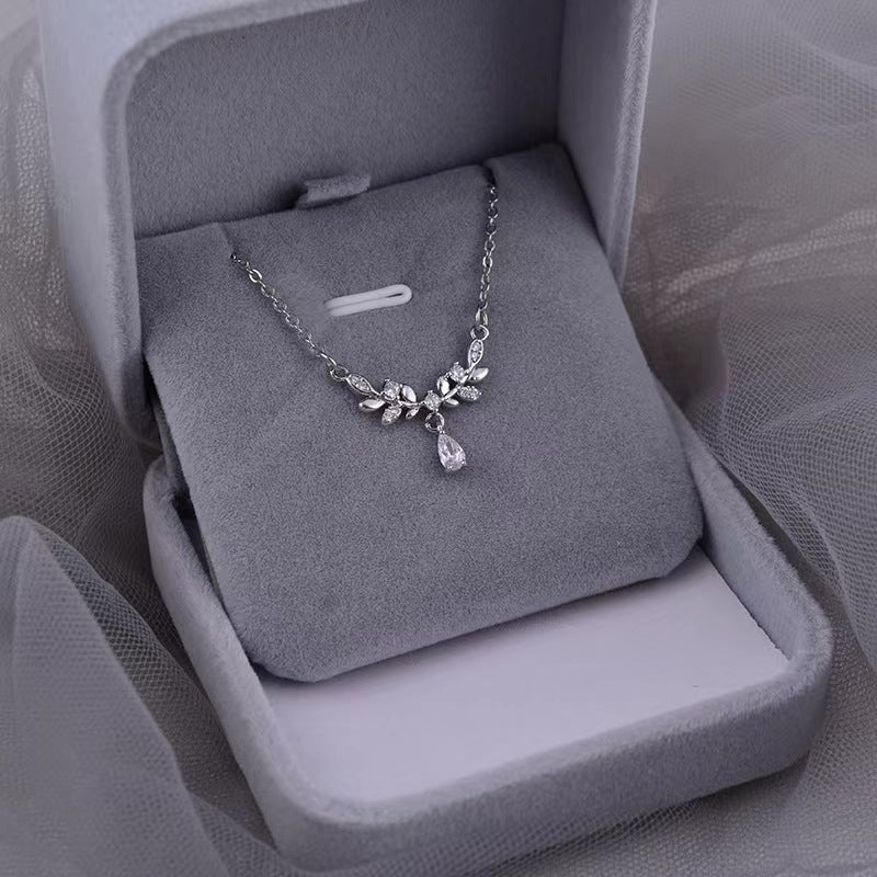 Damen elegante Halskette mit feinem Blattmotiv und funkelnden Zirkonia Shop Nory