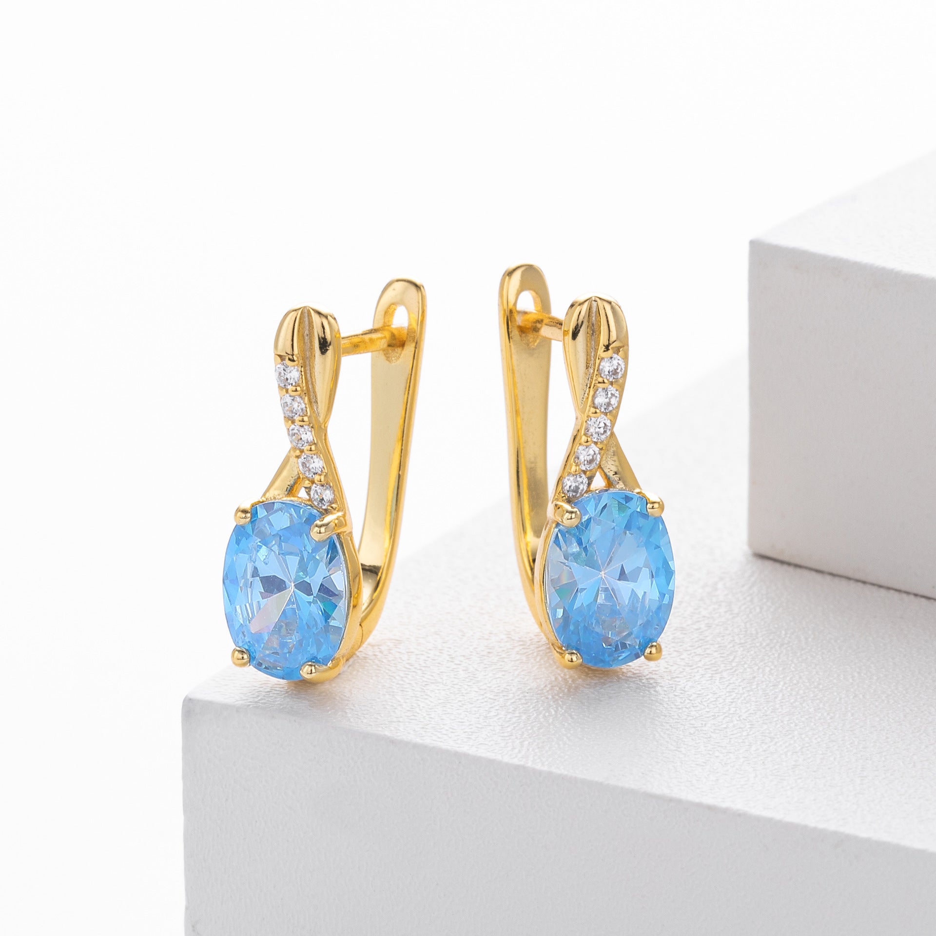 Damen Ohrhänger mit elegantem ovalen Design aus 925 Sterlingsilber und funkelnden Zirkonen Shop Nory