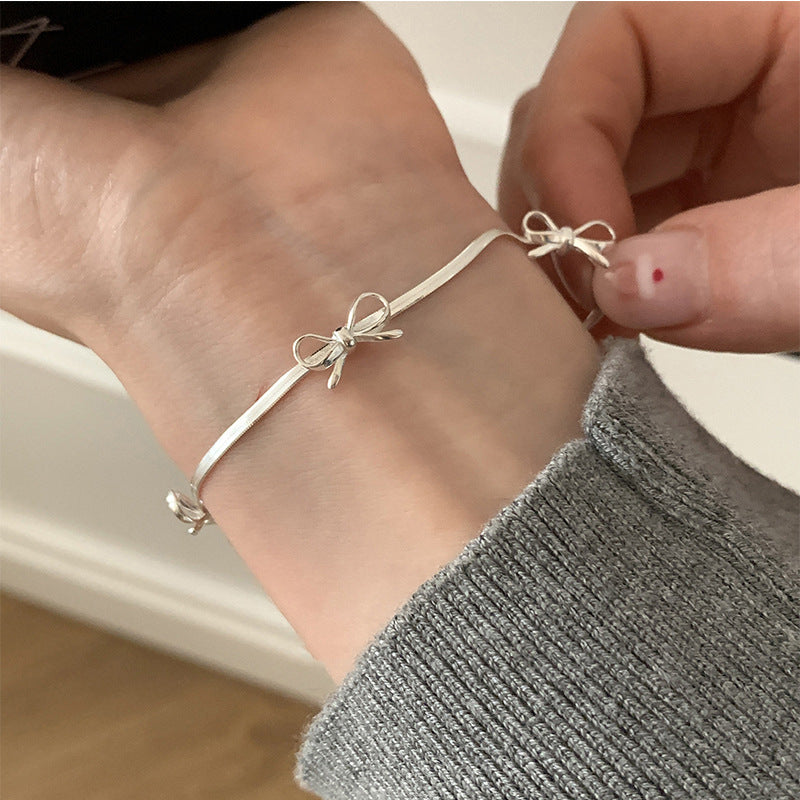 Damen Halskette mit geschwungenem Design und zartem Schleifenanhänger Shop Nory
