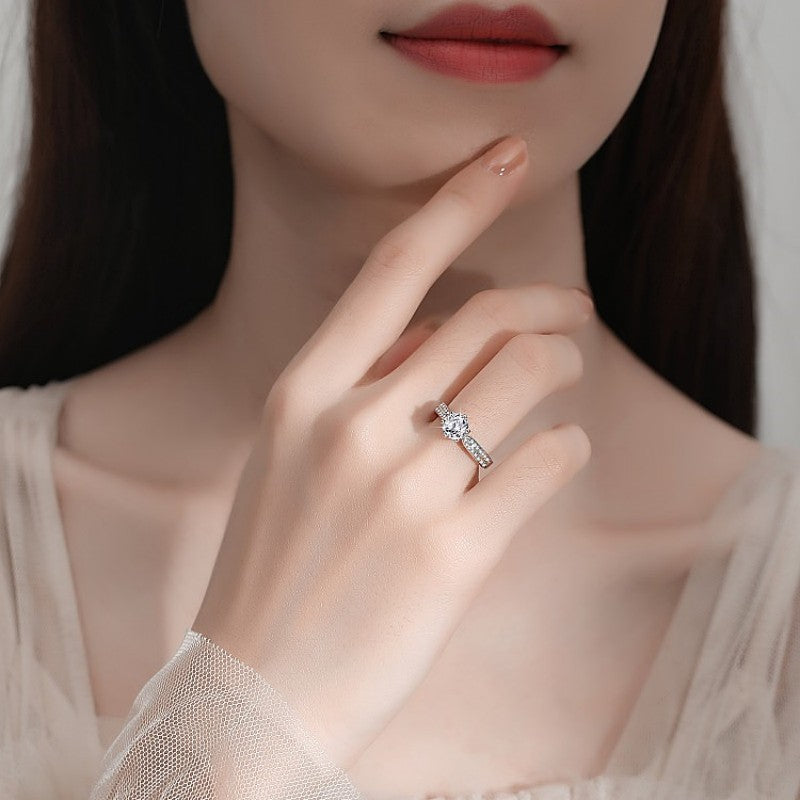 Damen Verlobungsring mit funkelndem runden Zirkonia und eleganter Fassung Shop Nory