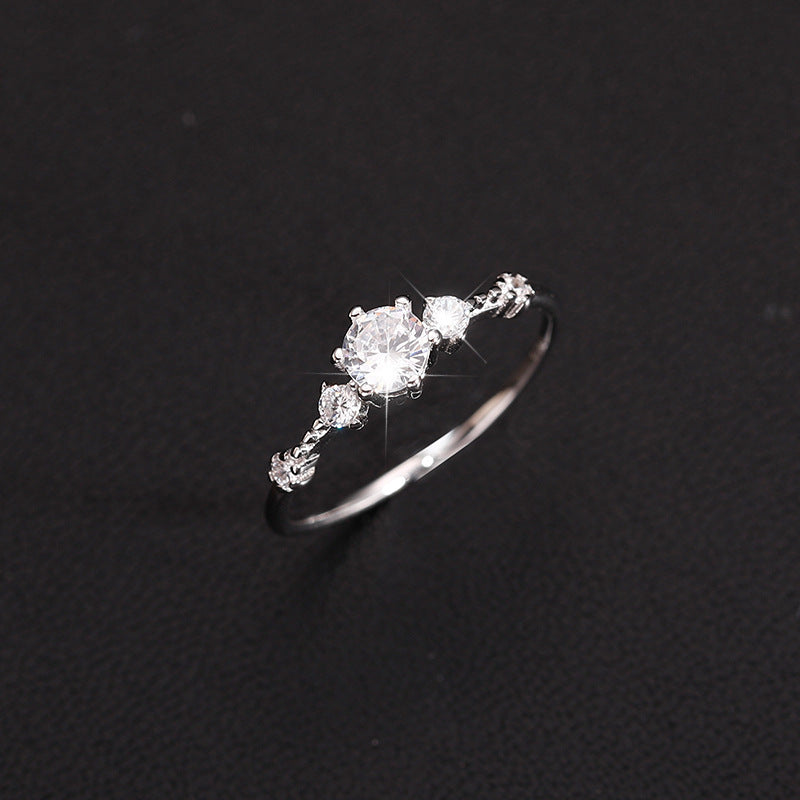 Damen Zarter Verlobungsring mit funkelnden Zirkonia-Steinen und filigranem Design Shop Nory