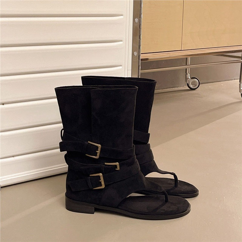 Damen Sandalen‑Stiefelette aus Veloursleder mit Zehensteg und dekorativen Schnallenriemen Shop Nory
