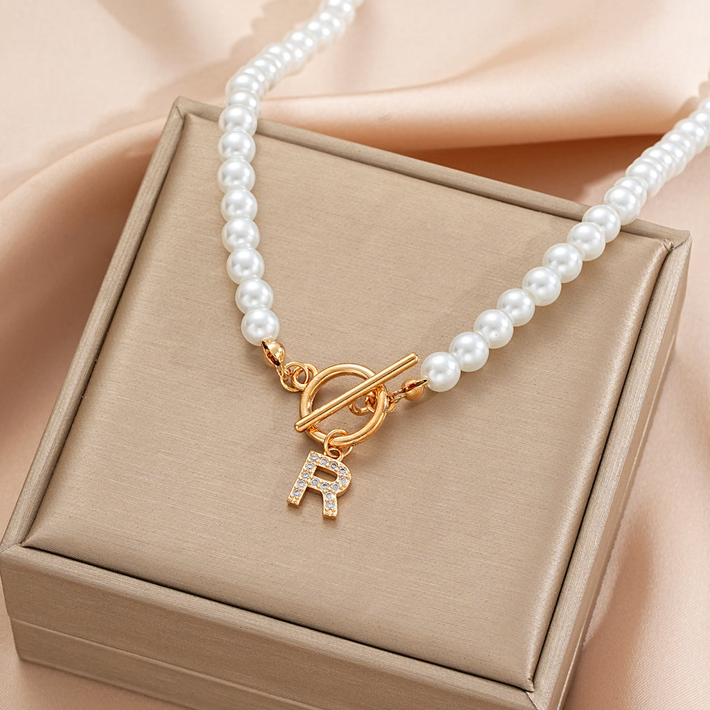 Damen Halskette mit auffälligem Perlen-Design und personalisiertem Anhänger Shop Nory