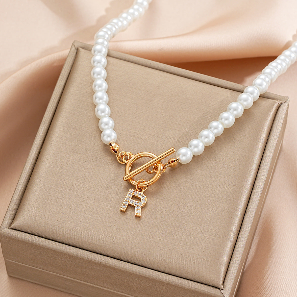 Damen Halskette mit auffälligem Perlen-Design und personalisiertem Anhänger Shop Nory