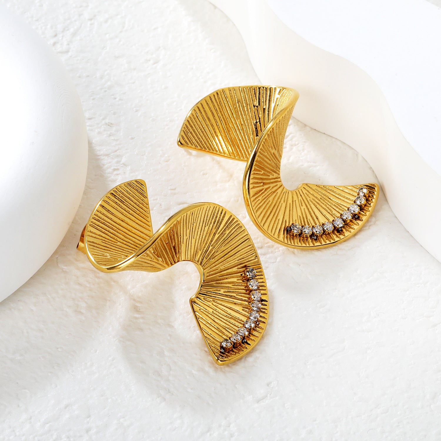 Damen moderne Ohrstecker aus goldplattiertem Edelstahl mit geschwungenem Design Shop Nory