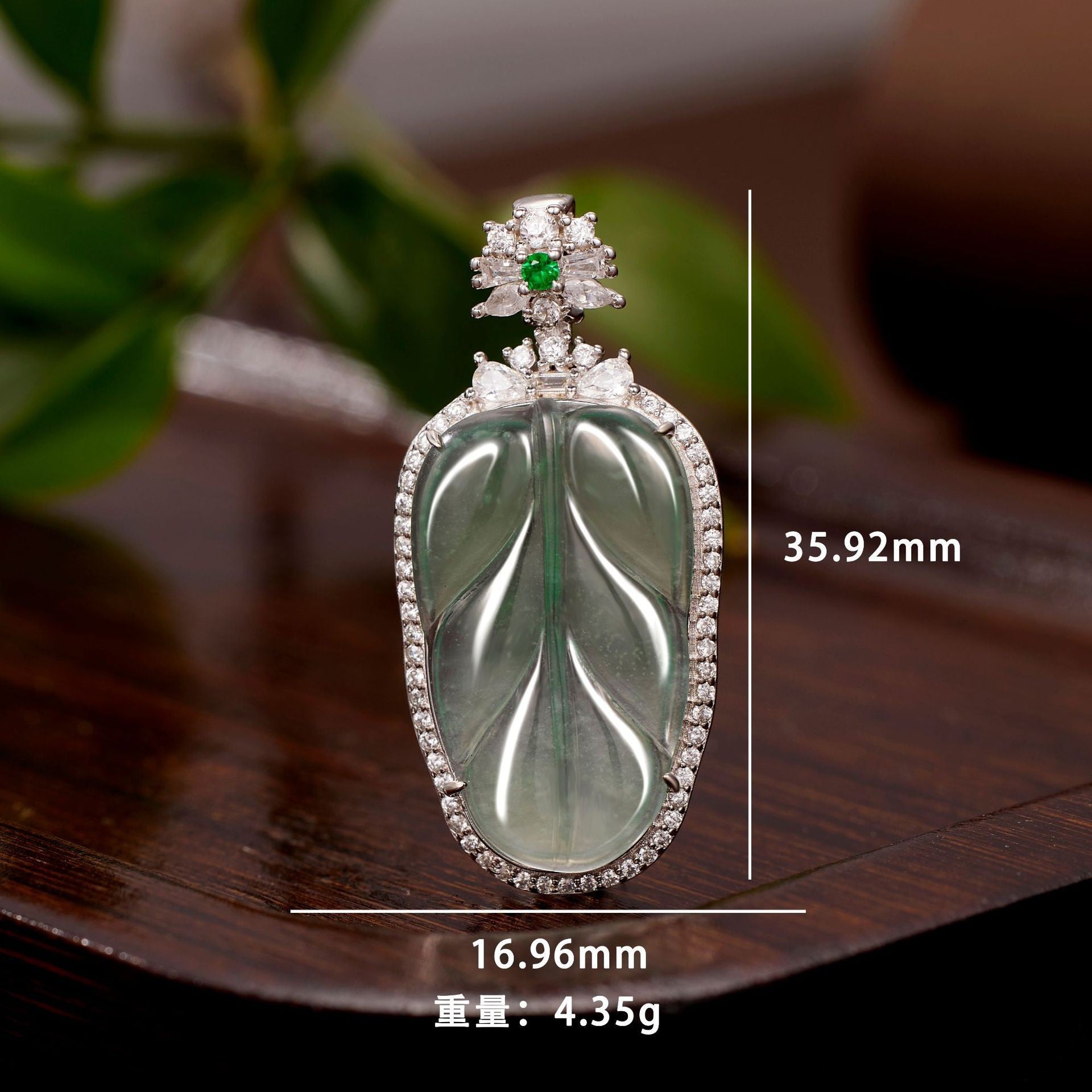 Damen Anhänger mit filigranem Blattdesign aus grünem Jade und funkelnden Zirkonia Shop Nory